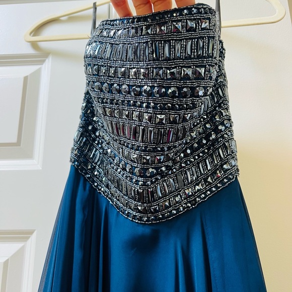 Sherri Hill Elegant Navy beaded Gown size 00 - Picture 2 of 12